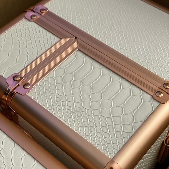 BELLA case - Picture 7 of 7